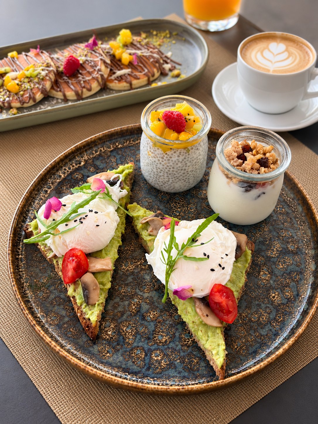 Toasts à l'avocat et œufs pochés