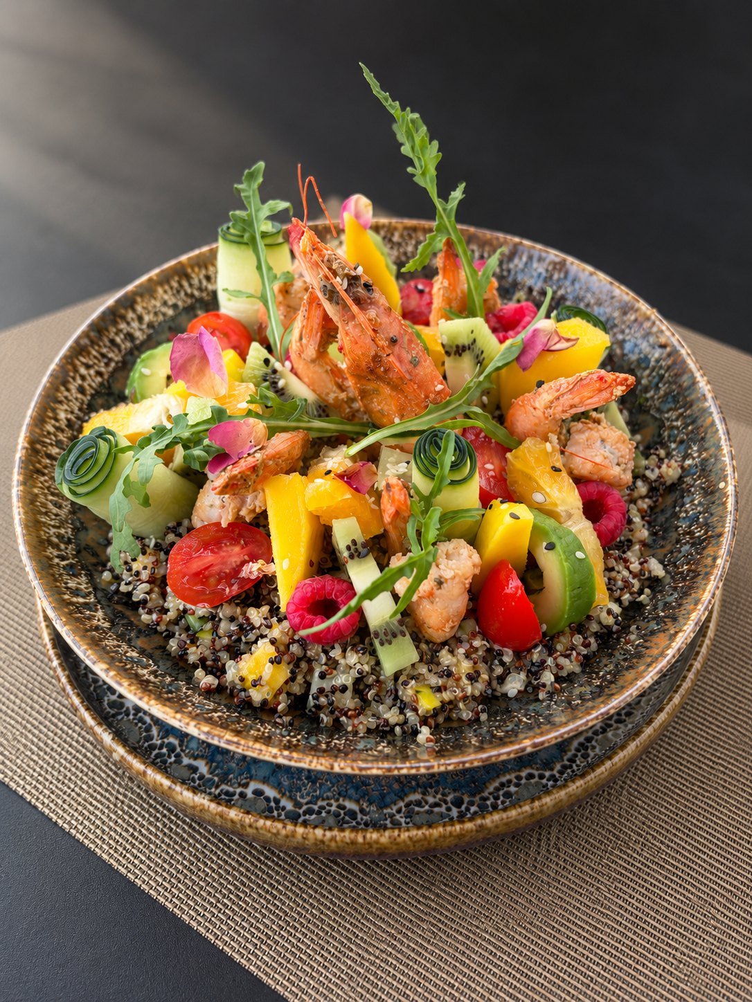 Bowl exotique au quinoa, gambas, mangue et avocat