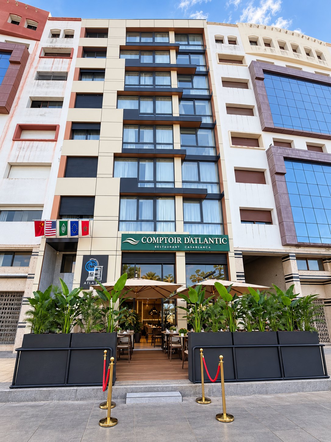 La façade de l'immeuble et l'enseigne verte au rez-de-chaussée