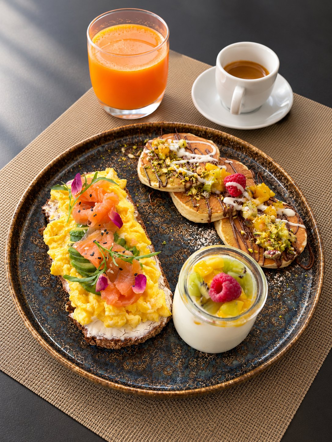 Petit-déjeuner Nordique : saumon fumé, œufs brouillés, toasts