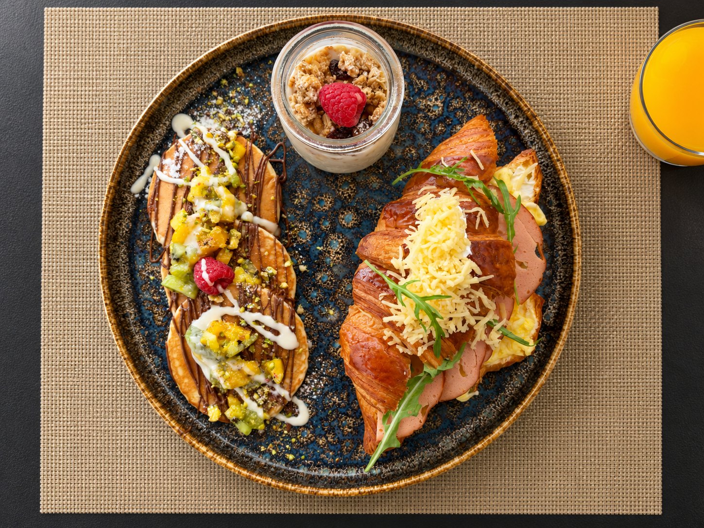 Petit-déjeuner Savory servi sur une assiette en céramique