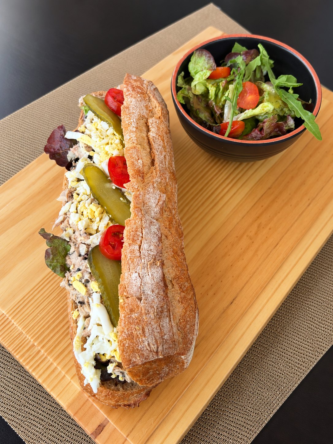 Sandwich baguette et salade
